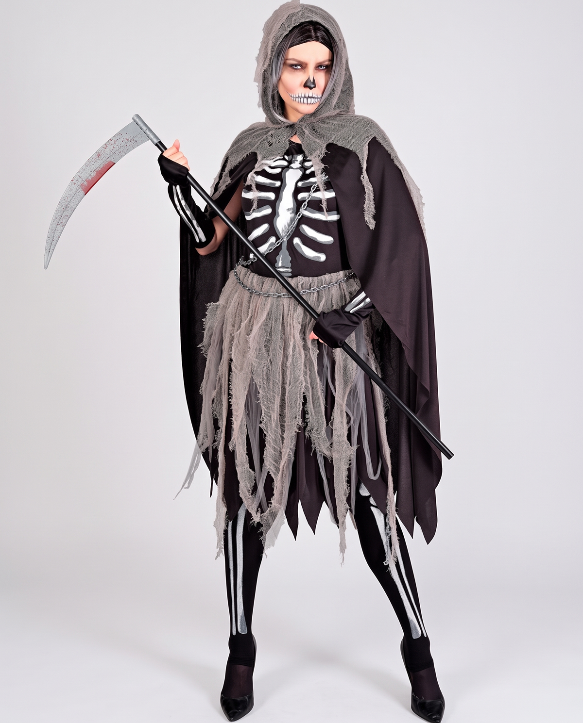 Woman wearing grim reaper deluxe costume